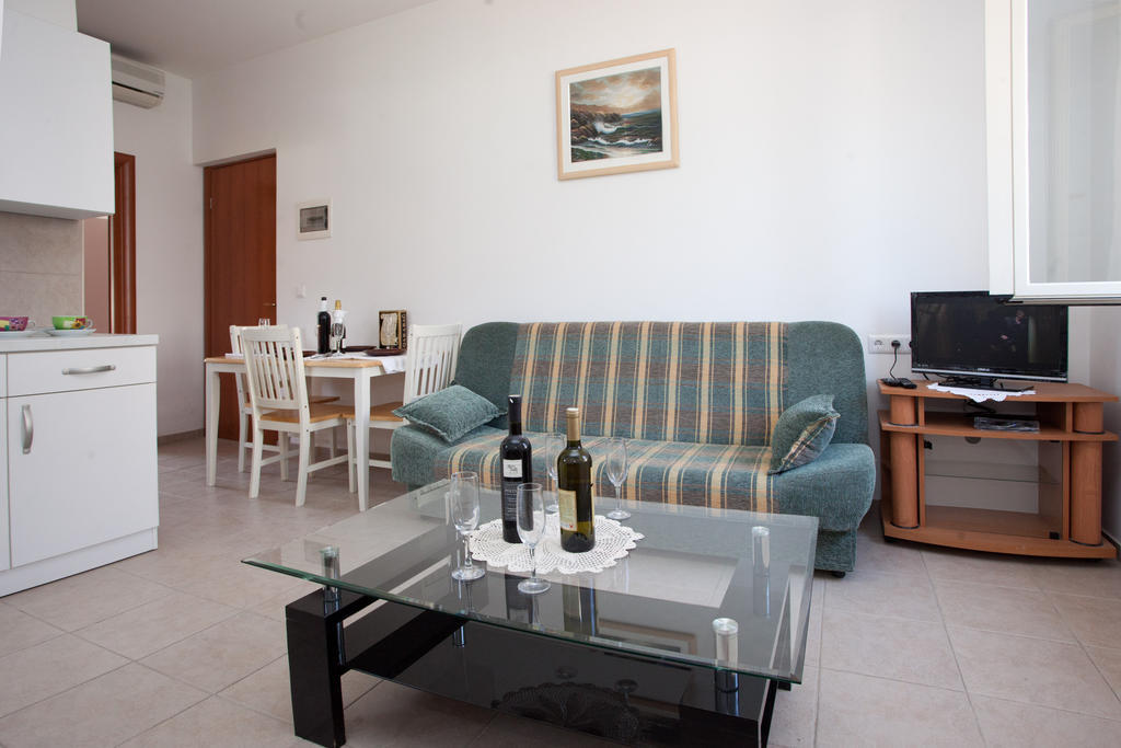 Yacht Beach Apartments Kastela Room photo