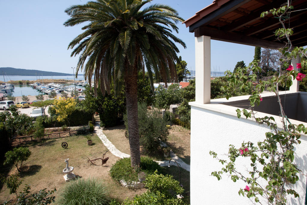Yacht Beach Apartments Kastela Exterior photo