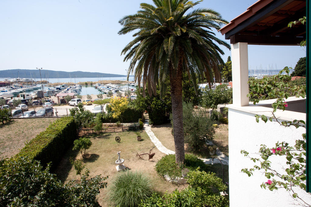 Yacht Beach Apartments Kastela Exterior photo