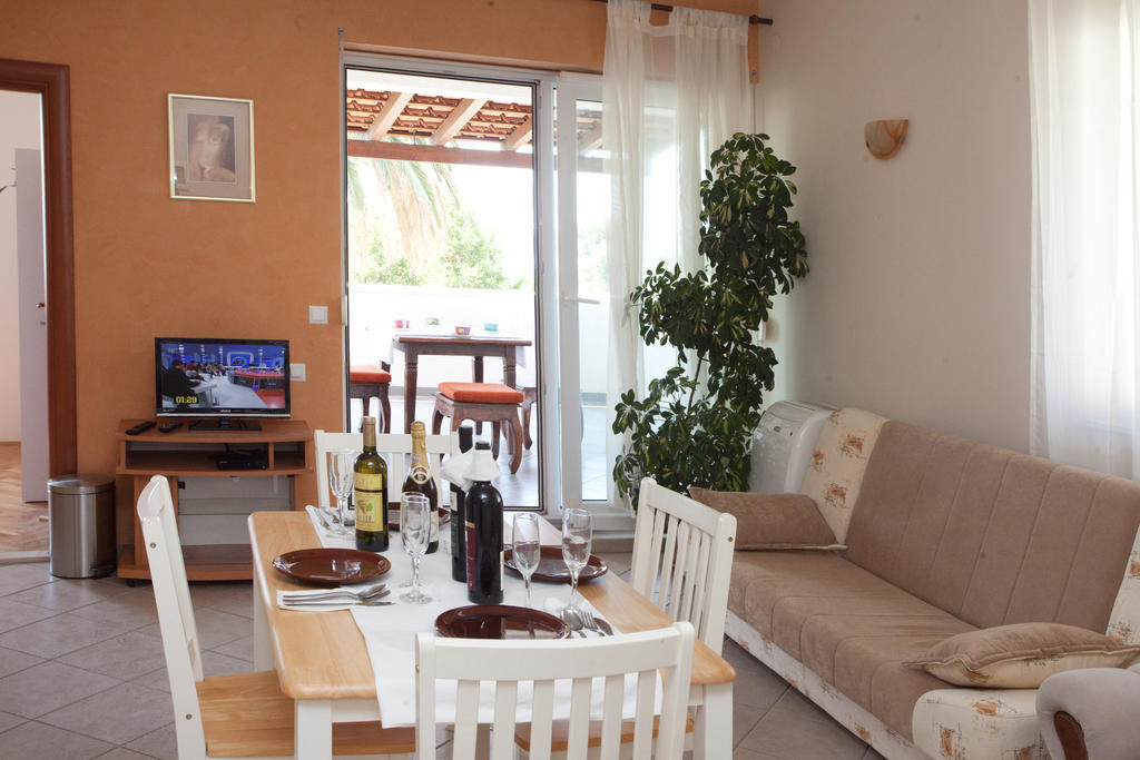 Yacht Beach Apartments Kastela Exterior photo