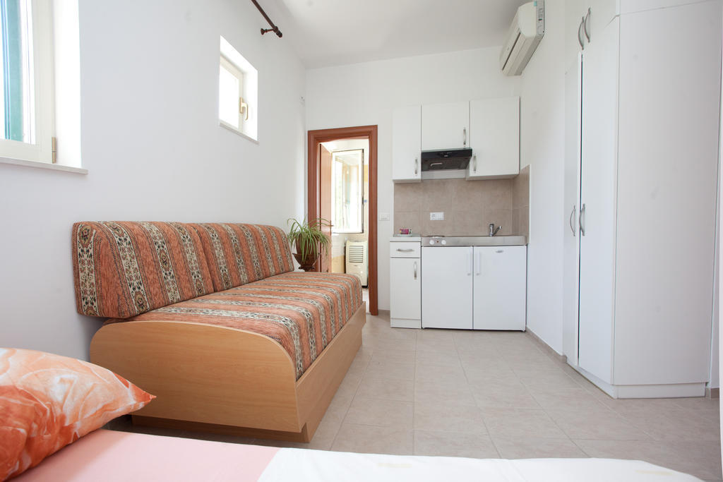 Yacht Beach Apartments Kastela Room photo