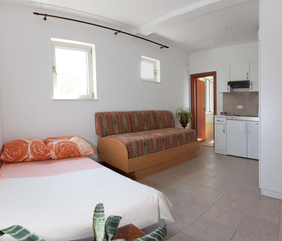 Yacht Beach Apartments Kastela Room photo