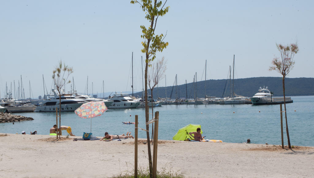 Yacht Beach Apartments Kastela Exterior photo